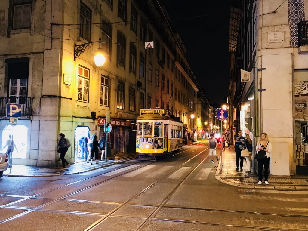 gul trikk i gate i Lisboa