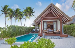 bungalow med basseng på stranden